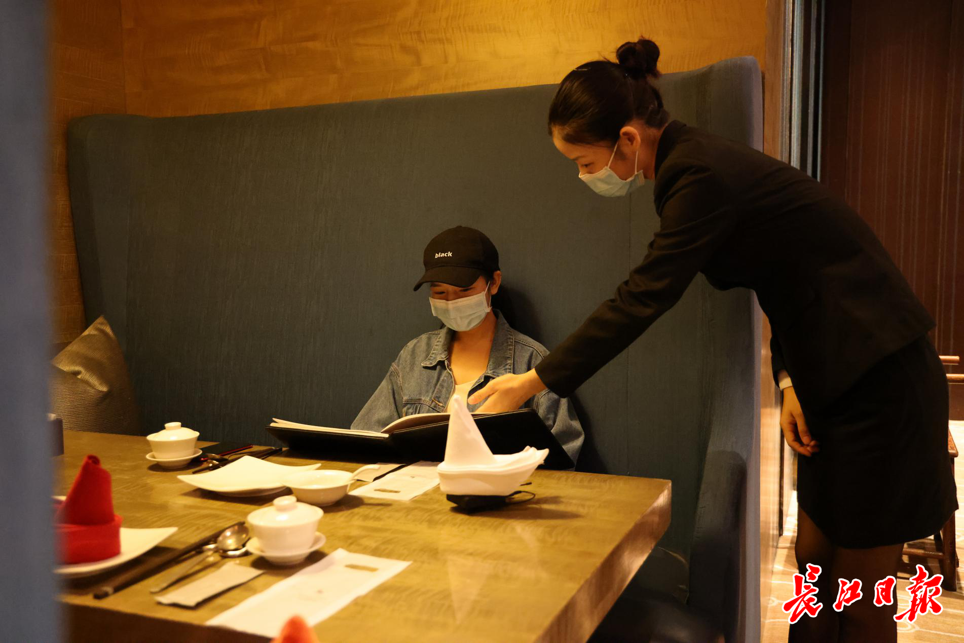 武漢星級酒店餐飲服務新趨勢 服務員轉型'點菜師'，打造專業餐飲體驗